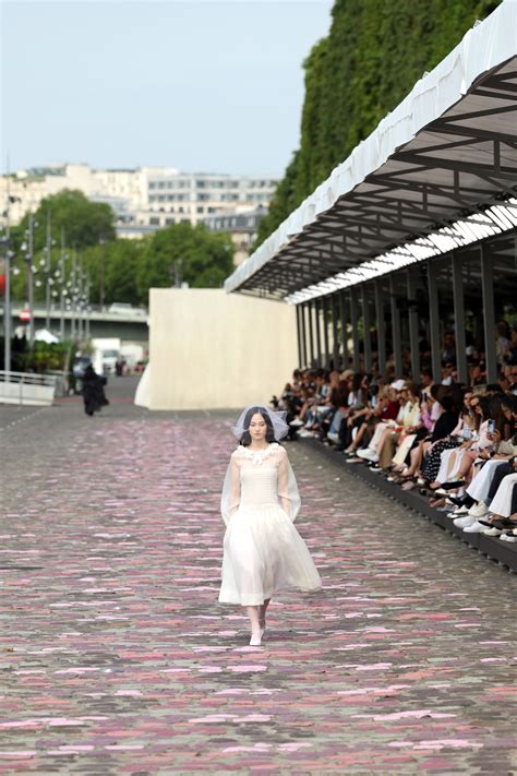 Chanel imagine une robe de mariée épurée pour son 